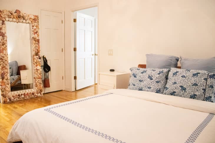 11 Bedroom Mirror Ideas - How to Use Mirrors in the Bedroom | Apartment ...